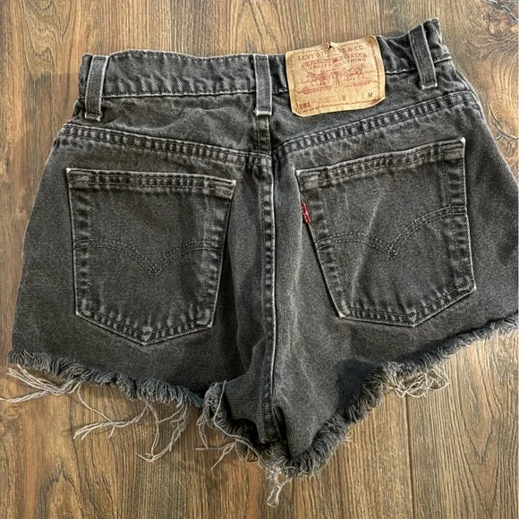 Levi's Women’s 551 Black Denim Cutoff Jean Shorts - Picture 2 of 3